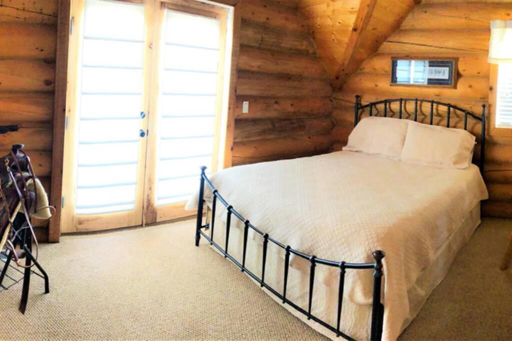 Red Rock Ranch Log Cabin: Large, Fully Furnished Escalante Exterior photo