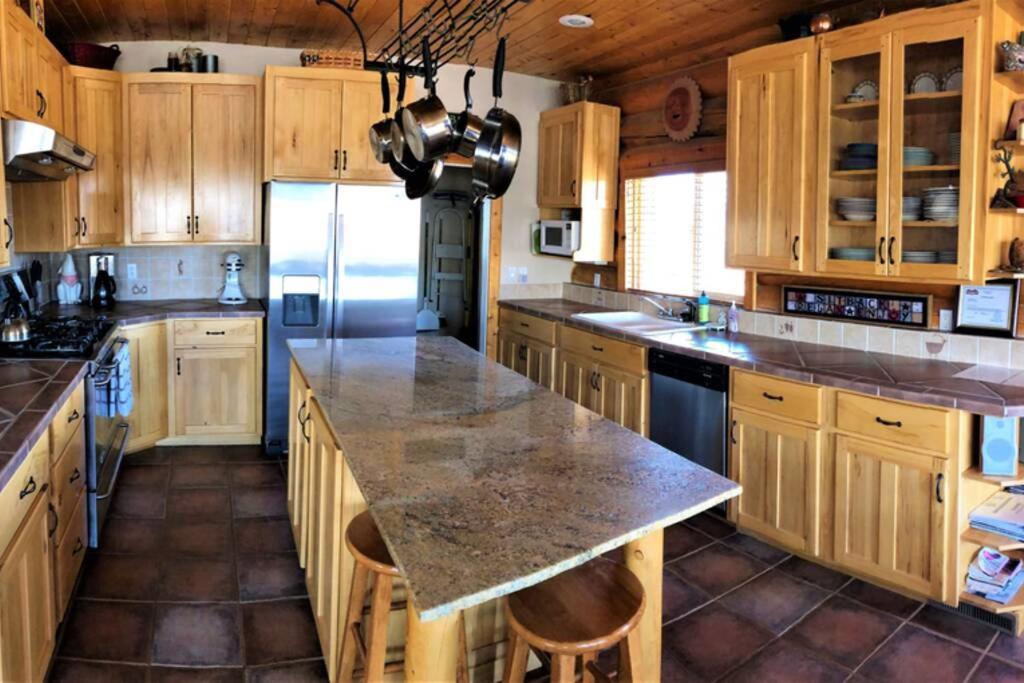 Red Rock Ranch Log Cabin: Large, Fully Furnished Escalante Exterior photo